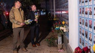 Андрій Єрмак і Джейк Салліван поклали квіти до Стіни пам’яті загиблих за Україну