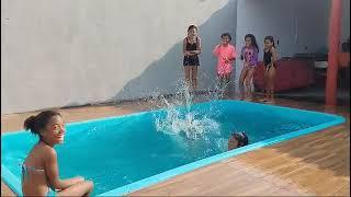 aqui tá sentada na piscina é aniversariante minha amiga