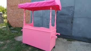 Розовая торговая тележка для сладкой ваты и попкорна.