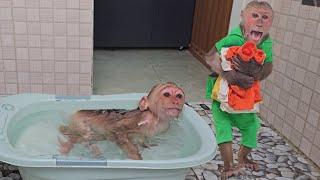 Monkey Su smart asked Kuku to help take bath while mom busy