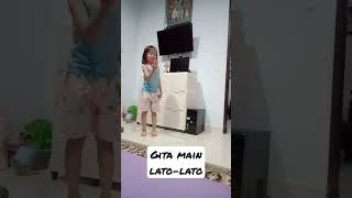 Viral bermain lato-lato