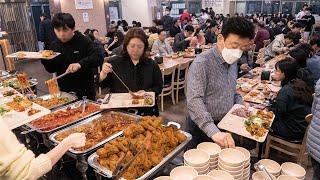 A crazy Korean food buffet with 1000 visitors a day in just 3 hours and 40 side dishes.