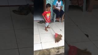 Anak kecil nyapu rumah