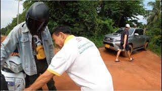 เกิดอุบัติเหตุ คำแสงกับน้องรัตน์ถูกรถกระบะวีโก้ชนHit by a pickup truck