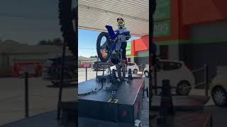 2021 YAMAHA WR450 - does it wheelie?