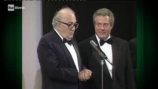 Marcello Mastroianni riceve il Leone dOro alla carriera da Federico Fellini - Venezia 1990