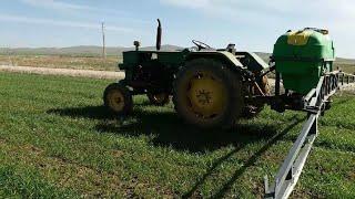 سمپاشی علف هرز گندم با تراکتور رومانی tractor utb 650 with sprayer