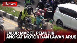 Jalur Mudik Macet Pemotor di Brebes Nekat Angkat Motor dan Lawan Arus