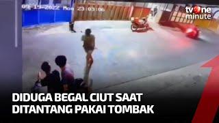 Momen Pemuda Diduga Begal Ciut saat Kakek Tantang Balik Pakai Tombak  tvOne Minute