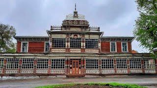 Walking in Russian province center of Ryazan city cafes wooden house of 1905