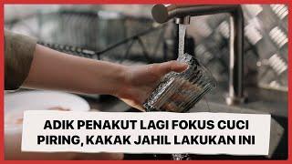 Adik Penakut Lagi Fokus Cuci Piring Kakak Jahil Malah Iseng Lakukan Ini