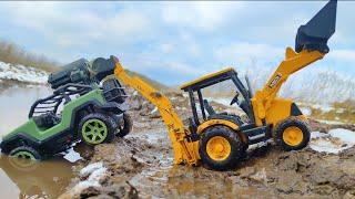 Истории игрушечных машинок. Трактор помог выехать из грязи застрявшему джипу