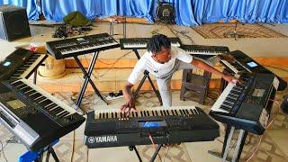 see how saviour Bee  played  8 keyboards at a go ‍️‍️‍️