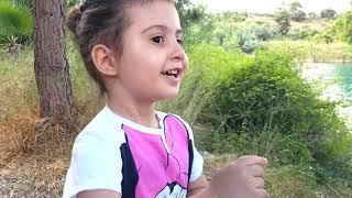 İpek Lina İle Dışarı Çıktık Göle Taş Attık.Eğlenceli Çocuk VideosuFunny Kids Video