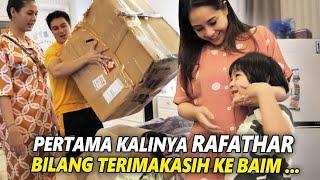 SURPRISE TAK TERDUGA  BAWA HADIAH GEDE BANGET ..TAPI ISINYA MURAH MERIAH .RAFATHAR SENENG BGT 