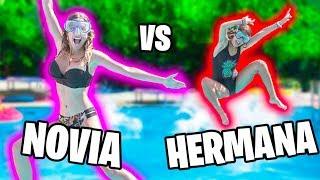 COMPETICIÓN de SALTOS HERMANA PEQUEÑA vs NOVIA CHICAS SALTANDO A LA PISCINA con CAMA ELÁSTICA