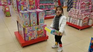 Derinsu ile Marmara Forum AVMde Toyz Shop Gezisi  Barbie Elsa Kostümler ve Oyuncaklar