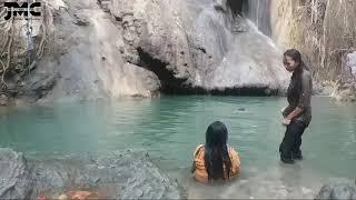 AI Kalela Air Terjun tersembunyi Di Sumbawa Datang di musim kering Airnya kecil