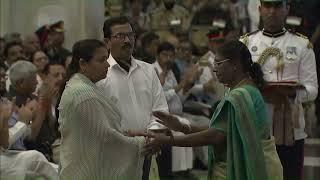 President Droupadi Murmu presents Shaurya Chakra to Sepoy Karn Veer Singh Posthumous