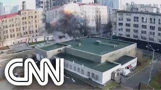 Vídeo mostra desespero após ataque com mísseis em Kiev  CNN PRIME TIME