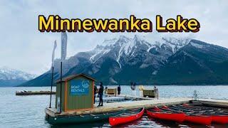 Hồ Minnewanka ở Banff Alberta Canada