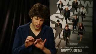 Jesse Eisenberg Does Some Magic From Now You See Me - Univision Noticias