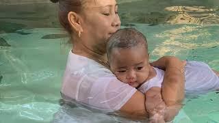 Unang Ligo sa pool umiiyak this time umiiyak dahil ayaw na umahon pool