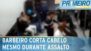 Mesmo durante roubo barbeiro continua cortando cabelo de cliente  Primeiro Impacto 090823