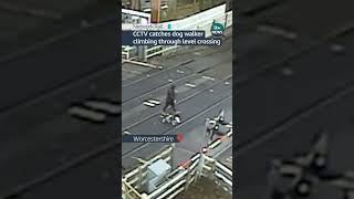 CCTV menangkap seorang pria yang sedang memanjat perlintasan sebidang untuk melewati rel kereta api #itvnews #uk #news