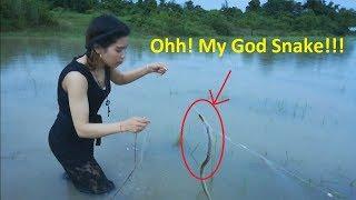 WowBeautiful girl Fishing See Snake - Khmer Net fishing - How to catches snake
