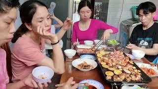 Một ngày cùng các con ăn bạch tuộc nướng sa tếBaby Thinh & Mom