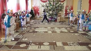 Снеговики танец с метёлками