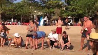 Bule bule semangat Melepas penyu di Pantai kuta