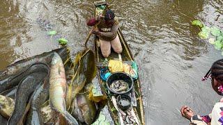 The brave woman who hunts in the river to feed her family - She hunt pythons  with trap