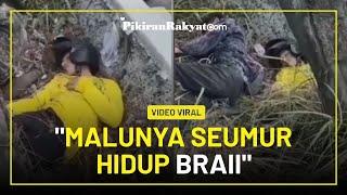 Dua Pemuda Asyik Tidur di Semak-semak Meski Dikerumuni Banyak Orang Warganet Lupa Segala Masalah