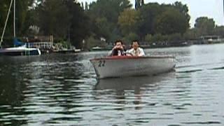 Вена 2006-09-30 Мы катаемся с моей сотрудницей по Дунаю на электролодках