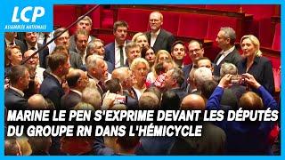 Marine Le Pen sexprime devant les députés du groupe RN dans lhémicycle de lAssemblée nationale.