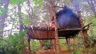 SOLO CAMPING IN AN ABANDONED SHELTER IN THE WOODS -YOUNG GIRL CAMP & SURVIVAL ALONE  QUAN ADVENTURE