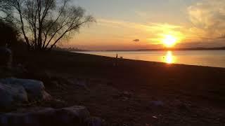 Сценка Timelapse на осеннем пляже. On the beach in fall.