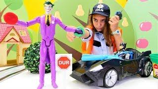 Polis oyunu. Batmanın arabası kaçırılıyor Kız ve erkek oyuncakları