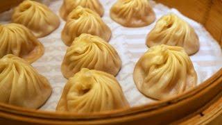 Taiwanese Food Xiao Long Bao - 小籠包 Eating soup dumplings at Din Tai Fung 鼎泰豐 in Taipei Taiwan