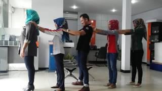 Meskipun lelah lembur pegawai Bank goyang oles turun naik challenge 2017