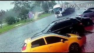 CARRETA INVADE ÁREA DE ESTACIONAMENTO DO POSTO XODÓ EM CAMPOS ALTOSMG.