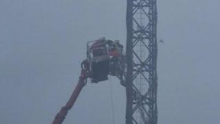 Feuerwehr rettet 3 Monteure aus 20m von deftektem Hubsteiger am Bonner Sportpark Nod am 23.07.24