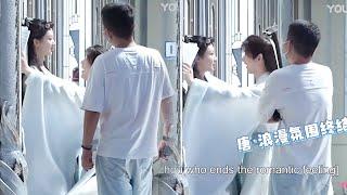 Trivia Cheng Yis wall thumps and Yang Zi suddenly squats down to make Yang Zi happy