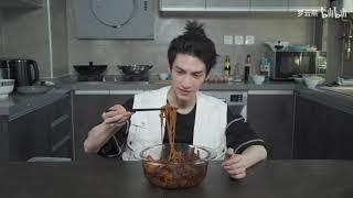 ENG SUB Luo Yunxi cooks and eats luosifen and spicy chicken ramen 大口嗦豪华螺蛳粉！附赠独家龙虾尾火鸡面教程【罗云熙  라운희】