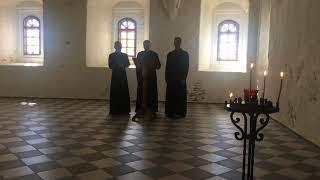 Иеромонах Иосиф слушает концерт в Александро-Свирском монастыре