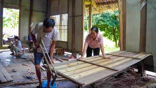 Single mother Quickly work with a carpenter to complete the door on a heavy rainy day