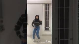 Cewek jilbab joget buka baju