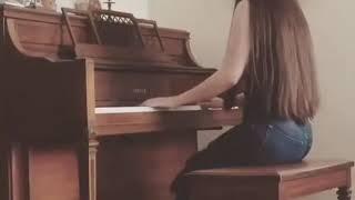 Красивая Иранка обалденно играет и поет на пианино